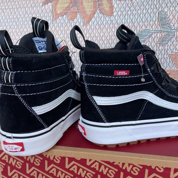 Vans WMNS Sk8-Hi Boa Mte
Black/White
VN0007NMBA2
Boots - Sneakers - Picture 15 of 16